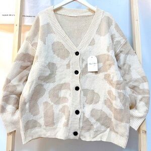 Knitted cardigan in two basic colors